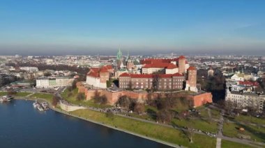 Krakow 'daki Wawel Kalesi ve Vistula Nehri' nin Hava Görüntüsü.
