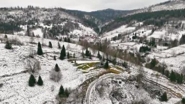 Karlı Dağ Vadisi 'nin Kabinli Hava Görüntüsü.
