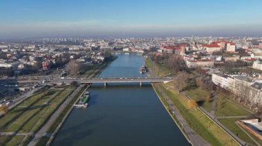 Nehir ve tarihi şehir manzarası Wisla a River Grunwald Köprüsü Krakow, Polonya 'nın merkezinde..