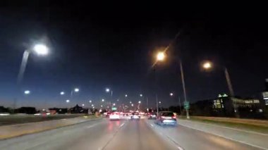 Chicago, Illinois 'deki karayolu trafiğinin hızlandırılması, gece aydınlık sokak lambaları altında, gece süratli bir olay yerinde Chicago' nun otoyolunda hızla giderken yakalanan araçlar,