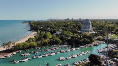 Michigan, Illinois Gölü yakınlarındaki Bahai Tapınağı ve marina manzaralı, Bah Tapınağı, marina ve Chicago siluetinin yer aldığı güzel bir hava manzarası..