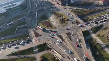 Krakow, Polonya 'daki çok şeritli ve tramvay raylı büyük bir kavşağın hava görüntüsü, Krakow, Polonya' da çok şeritli bir kavşakta yol alan arabalar, otobüsler ve tramvaylar.