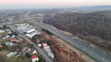 Krakow, Polonya 'da yerleşim alanları ve ormanlarla çevrili bir otoyol manzarası, banliyö mahalleleri ve Krakow' daki doğal manzaralar boyunca uzanan geniş bir otoyol ağı.