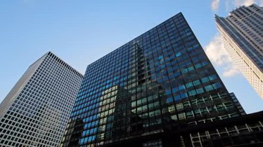 Chicago, Illinois 'deki güneş ışığını yansıtan modern gökdelenler, şehir mimarisi, Chicago' nun çevresini yansıtan aynalı cepheli gökdelenler.
