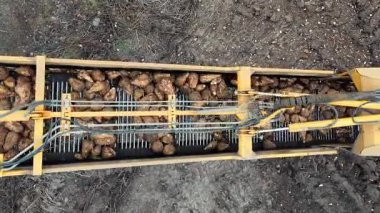 Şeker pancarlarının bir taşıma sistemi, hidrolik borular ve ekin hareketini kolaylaştıran makineler üzerinde işlenmesinin üst görünümü.