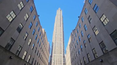 Rockefeller Center New York Birleşik Devletler Uzun gökdeleni. Simetrik binalar ve mavi gökyüzü çerçeveli. Kentsel mimari manzara.
