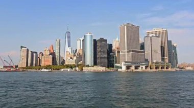 Sudan New York gökdelenleri, New York şehrinin gökdelenleri ve One World Trade Center gibi modern gökdelenleri de içerir..