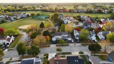 Illinois, ABD 'de bir banliyö mahallesinin havadan görünüşü, sıralı evler, yeşil tarlalar, ve bir oyun alanı