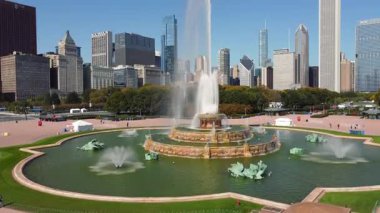 Chicago Illinois 10 Ocak 2025 Buckingham Fountain, Chicago 'da. Chicago, Grant Park 'taki Buckingham Çeşmesi' ne yakın çekim. Şehir merkezinde gökdelenler ve gökdelenler var.