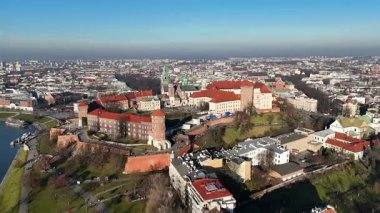 Polonya 'nın Krakow kentindeki Wawel Kalesi' nin hava manzarası, tarihi binalar ve Vistula Nehri ile çevrili.