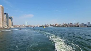 Staten Island Feribotu 'ndan New York City silueti, tekne ve köprüleri olan liman manzarası..