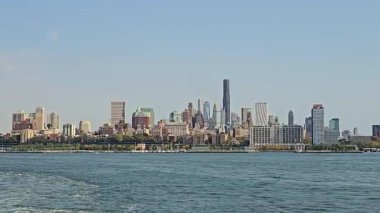 Sudan görünen Brooklyn silueti, berrak bir gökyüzü altında modern ve tarihi mimari.