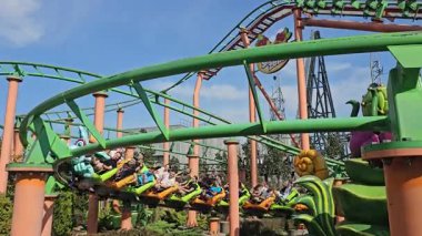 Polonya, Zator 28.09.2024 Renkli lunapark treniyle heyecanlı yolcular, heyecan verici virajlar ve dönüşler.