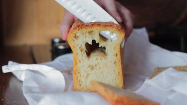 Taze ev yapımı ekmek dilimliyorum, yumuşak, yumuşak, çıtır çıtır bir kabuklu..