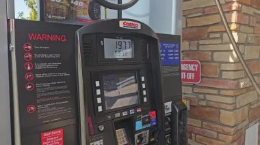 Şikago. Illinois 03.03.2025 Costco benzin istasyonu pompası dijital ekran detayları, yakıt fiyatı ve güvenlik uyarıları, kart ödeme seçenekleriyle modern self-servis yakıt sistemi ve