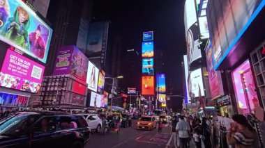 - New York. Biziz. 03.02.2025 Times Meydanı, gece göz kamaştırıcı reklam panoları, yoğun trafik ve kalabalık, neon ışıkları ve New York 'un enerjisini yansıtan dijital reklamlar.