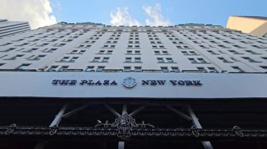 - New York. Biziz. 03.02.2025 New York 'taki Plaza Oteli. Tarihi mimarisi, zarif görünüşü ve görkemli girişi olan ikonik lüks bir yer. Manhattan' ın konukseverliğinin prestijini yakalıyor.