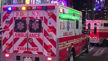 - New York. Biziz. 03.02.2025 FDNY ambulansları Times Meydanı 'nda yanıp sönen acil durum ışıklarıyla, parlak reklam panoları ve canlı gece şehir atmosferinin ortasındaki çağrıya yanıt verdiler.
