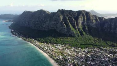 Waimanalo Sahili 'nde turkuaz sular, sahil boyunca altın kumlar ve Honolulu Ormanı' nın yeşil uçurumları vardır..
