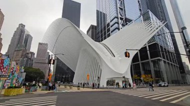 - New York. Biziz. 03.02.2025. Dünya Ticaret Merkezi 'ndeki Oculus. Aşağı Manhattan' da fütüristik beyaz çelik yapısı olan modern bir mimari yapı.
