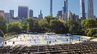 - New York. Biziz. 03.03.2025. Central Park 'taki top sahalarında etkin oyuncularla, yemyeşil ve Manhattan' ın gökdelenleriyle çevrili