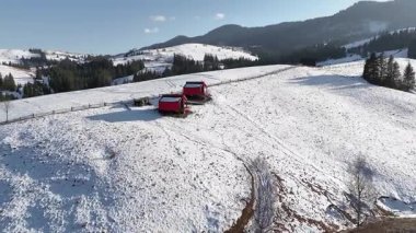 Karlı dağlardaki modern kırmızı kulübeler, panoramik manzaralı sıcacık bir yer, doğa severler ve macera arayanlar için mükemmel bir dinlenme yeri..