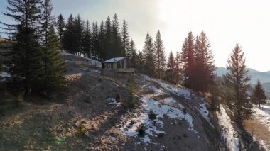 Tepenin yamacında modern bir kulübe, panoramik dağ manzarası, huzur içinde inzivaya çekilmiş yeşil ağaçlar ve kış manzaralarıyla çevrili, yalnızlık arayanlar için mükemmel.