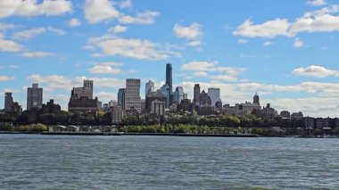 Brooklyn 'in gökyüzü manzarası, New York şehri, rıhtım mimarisi ve ikonik gökdelenler, berrak mavi gökyüzü ile canlı şehir manzarası