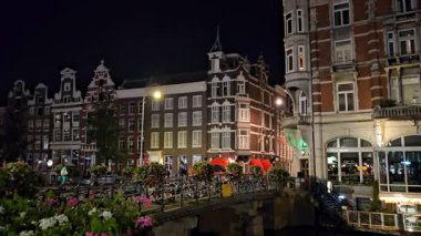 Amsterdam mı? Hollanda 02.02.2025 Parlak Kanallar ve tarihi binalar su, aydınlık sokaklar ve geleneksel Hollanda evleri ile canlı Avrupa şehir manzarası yansımaları.