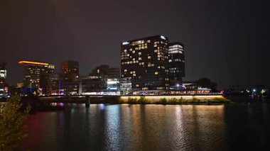 Düsseldorf 'ta. Almanya. 02.02.2025 Düsseldorf şehir manzarası gece görüşü, aydınlatılmış Hyatt oteli Ren Nehri 'ni, modern mimariyi ve Almanya' daki canlı şehir gece hayatını yansıtıyor..