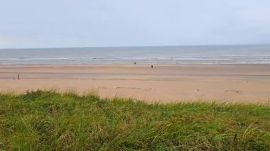 Hollanda, Zandvoort 'ta sakin bir sahil. Kumlu huzurlu Kuzey Denizi kıyısı. Hollanda' nın doğal güzelliği ve sükuneti. Rahatlamak ve kıyı yürüyüşleri için mükemmel bir yer..