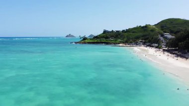 Kailua Sahili - turkuvaz suyu, yemyeşil tepeler ve sakin kıyı şeridi olan manzaralı tropik plaj, rahatlama ve macera için mükemmel bir cennet.