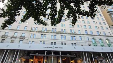 - New York. Biziz. 03.03.2025 The Plaza New York - Manhattan 'ın kalbinde prestijin sembolü olan zarif tarihi mimarisi, süslü girişi ve klasik cephesi olan ikonik lüks otel