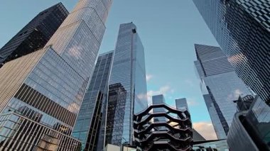 Hudson Yards New York - modern gökdelenler ve The Vessel yapısı mimari yeniliği ve kentsel dönüşümü sembolize ederek fütüristik bir ufuk çizgisi oluşturur.
