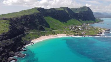 Makapuu Sahili 'nin çarpıcı hava manzarası Oahu' daki yüksek yeşil uçurumların altında turkuaz sular ve kıvrımlı sahil yolu sahneyi tamamlıyor.