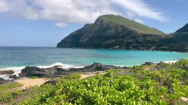 Hawaii 'de turkuvaz suyu ve uçurumları olan tropik plaj, Hawaii' de turkuaz okyanus manzaralı kıyı manzarası, kayalık kıyı şeridi,