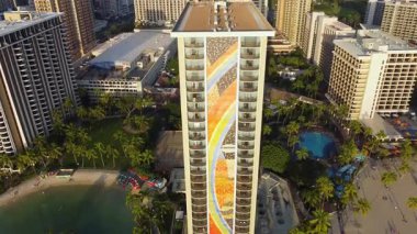 Hilton Gökkuşağı Kulesi ve Waikiki 'deki sahil manzaralı ikonik Hilton Hawaii Gökkuşağı Kulesi.