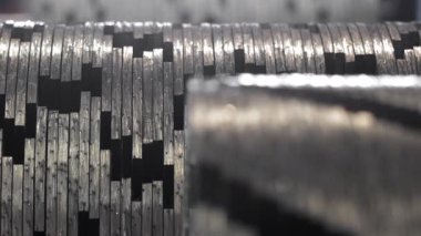 Yakın çekim, birbirine kenetlenmiş metal kesici dişler sendeleyerek düzenlenmiş, endüstriyel çelik parçalayıcı bıçaklar ağır-görev mekanik işleme için hizalanmış.