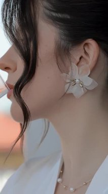 Gelin içkiden hoşlanıyor, zarif bir yakın çekim yumuşak ışıklandırma ve ince detaylar..