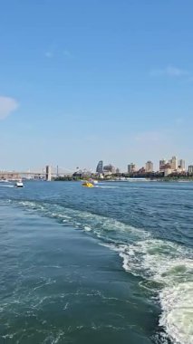 Staten Island Feribotu 'ndan New York City silueti, tekne ve köprüleri olan liman manzarası..