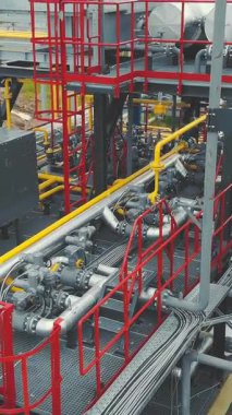 Hava manzaralı gaz üretim istasyonu. Borularda vanalar olan metal bir yapı. Gaz üretimi için dağıtım ve ekipman