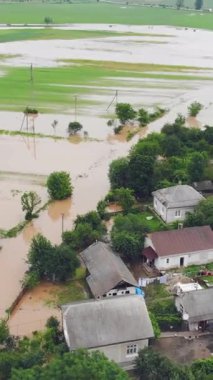 Sel baskınları ve su basmış evler. Toplu doğal afetler ve yıkım. Büyük bir şehir sel ve yağmurlardan sonra sular altında kalır.