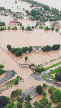 Ukrayna. Galych 24 Haziran 2020. Aerial View City büyük bir nehir tarafından sular altında kaldı. Yağmur sırasında taşan ve büyük bir şehri sular altında bırakan bir nehir.