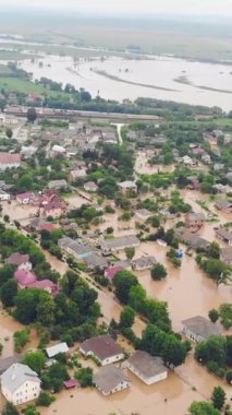 Aerial View City büyük bir nehir tarafından sular altında kaldı. Yağmur sırasında taşan ve büyük bir şehri sular altında bırakan bir nehir.