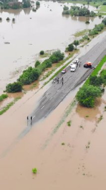 Su basmış otoyol. Seller sırasında sel basmış yol. Sel basmış nehirde geçilemeyen arabalar