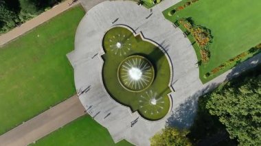 Geometrik tasarımlı dekoratif park çeşmesinin yürüyüş yollarıyla çevrili havadan görünüşü.