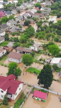 07.06.2023 Ukrayna Kherson. Çevre felaketi ve iklim değişikliği. Şehri ve evleri sular altında bırakan hava manzaralı nehir. Suda su basmış evler