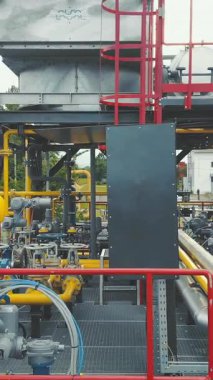 Hava manzaralı gaz üretim istasyonu. Borularda vanalar olan metal bir yapı. Gaz üretimi için dağıtım ve ekipman