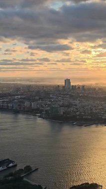 New York City ve Hudson Nehri üzerinde gün batımında Hudson Nehri 'nin yer aldığı New York City' nin çarpıcı hava manzarası..