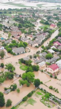 Aerial View City büyük bir nehir tarafından sular altında kaldı. Yağmur sırasında taşan ve büyük bir şehri sular altında bırakan bir nehir.